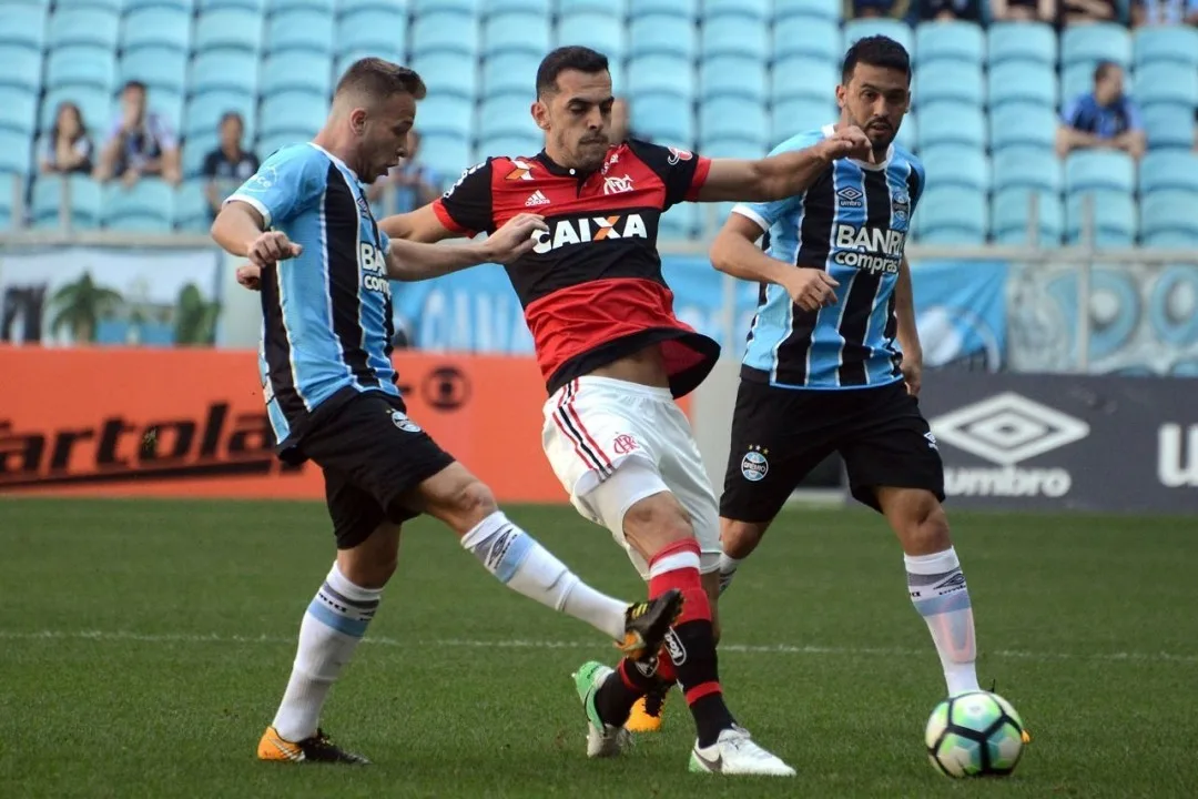 Com dedo de Renato Gaúcho, Grêmio vira jogo e liga sinal de alerta no Flamengo