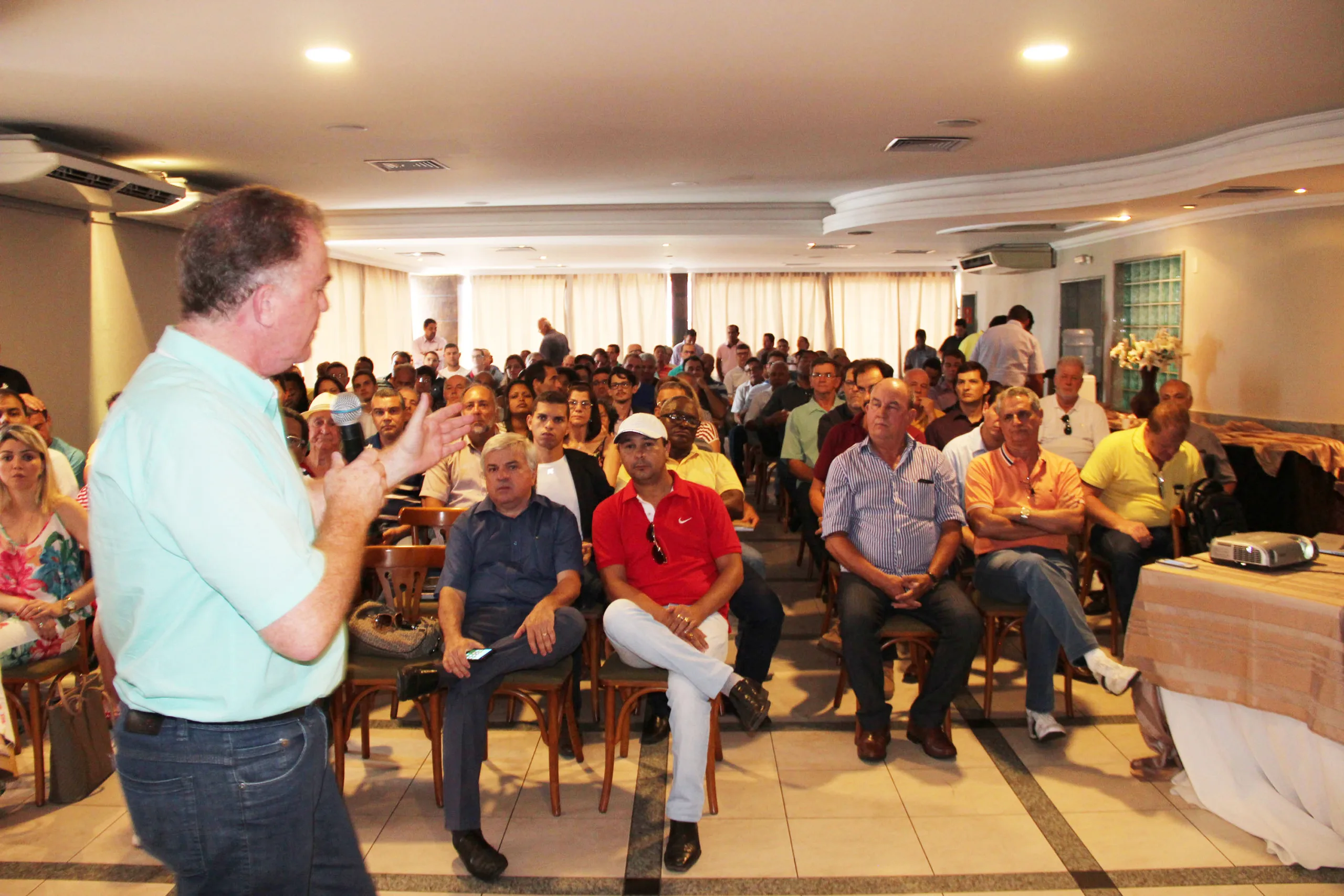 Deputados, pré-candidatos e "históricos" do PSB defendem chapa puro-sangue