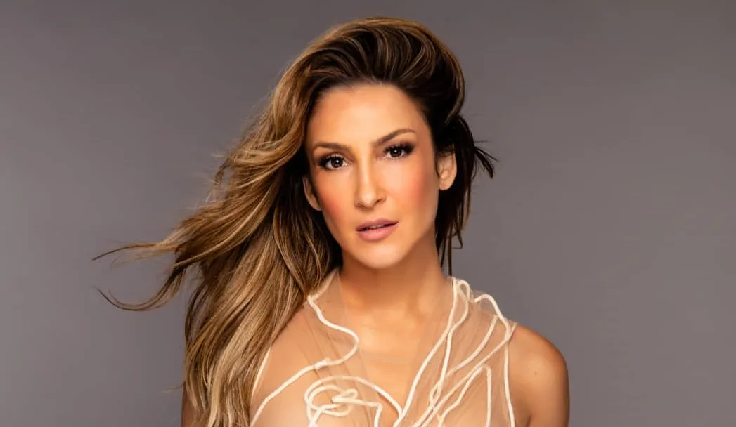 Claudia Leitte compartilha vídeo da barriga se mexendo no final da gravidez