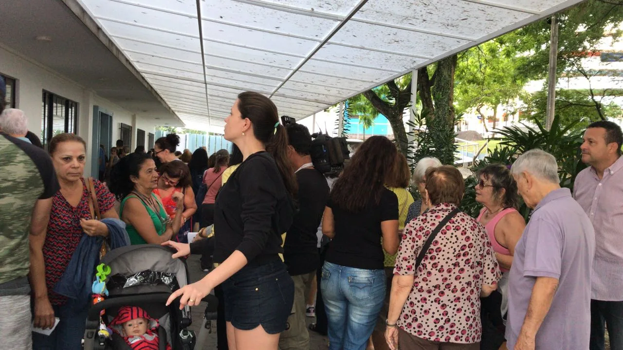 Capixabas lotam igreja em busca de vacina contra a gripe em VV