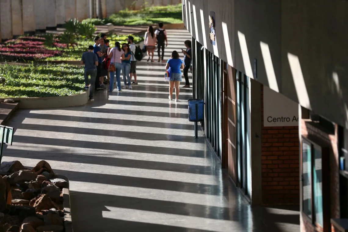 Brasília – Incluída no rodízio de abastecimento do DF, a Universidade de Brasília (UnB) está tomando medidas para reduzir o consumo de água, a instituição chegou a adiar o início das aulas no principal campus da instituição em função do racionamento (Fabio Rodrigues Pozzebom/Agência Brasil)