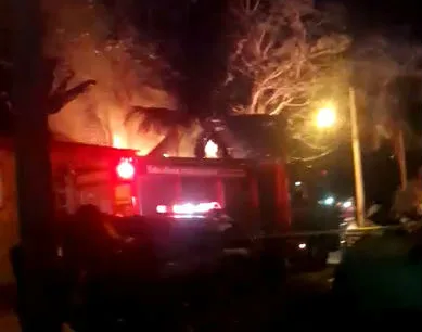 Aposentado e cão de estimação saem ilesos após incêndio que destruiu casa em Cariacica