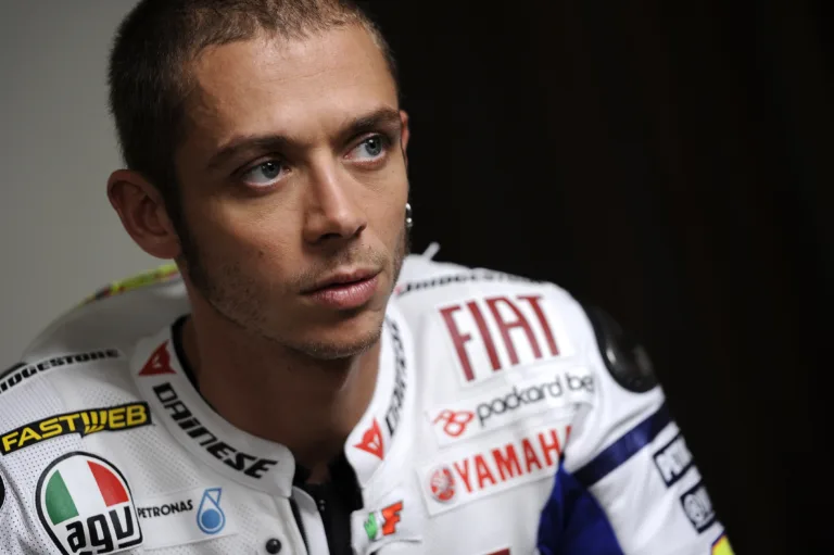 Rossi lamenta ter que largar em último, mas não desiste de título