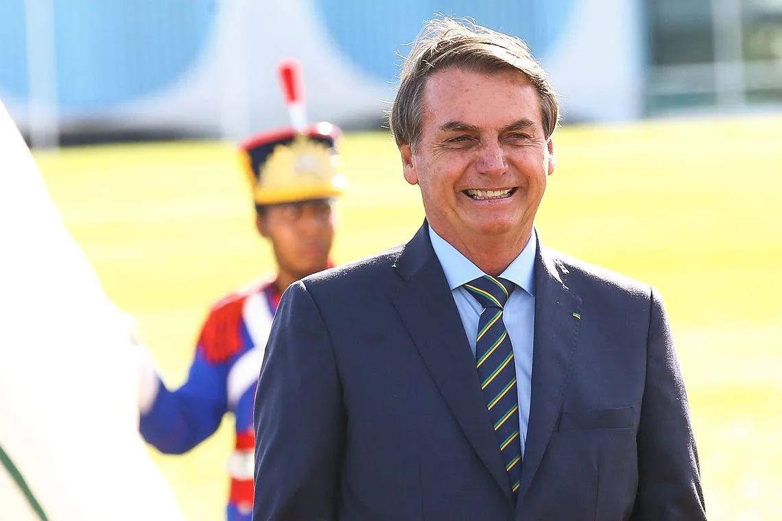 O presidente Jair Bolsonaro e ministros de estado participam de hasteamento da bandeira em frente ao Palácio da Alvorada.