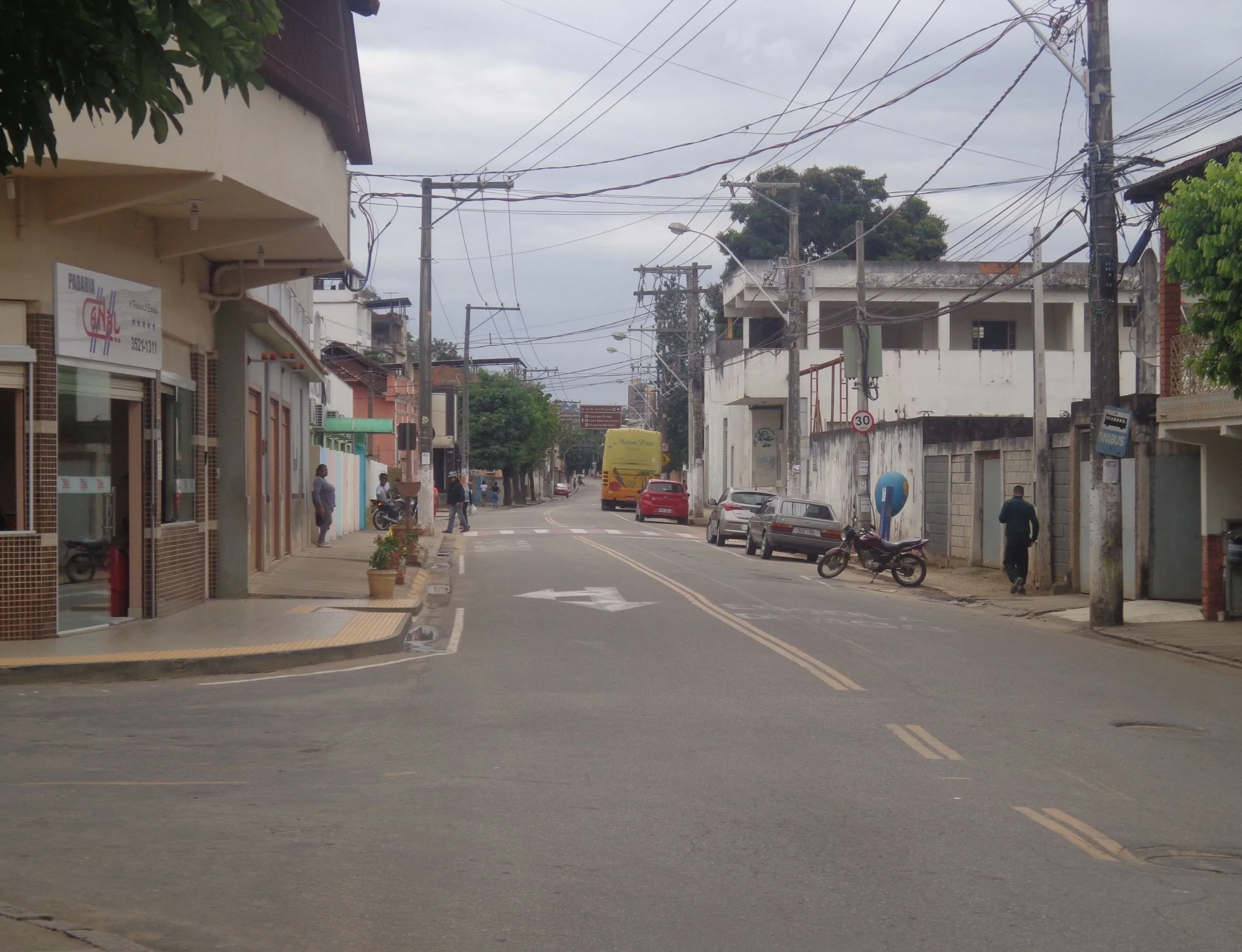 Bairro de Cachoeiro recebe obras de esgotamento e tem rua interditada