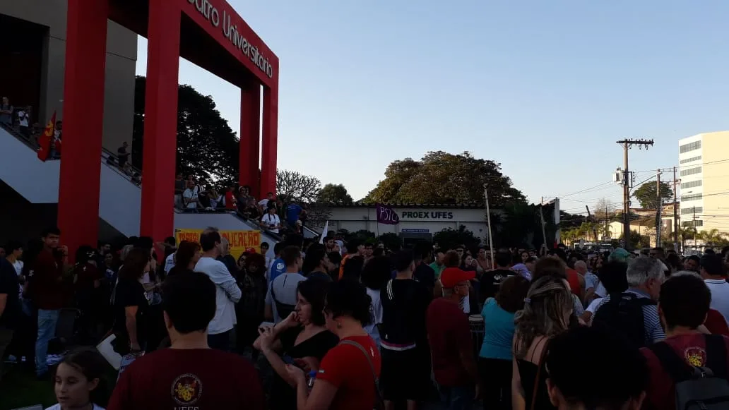 Grupo protesta em Vitória contra corte de verbas na educação federal