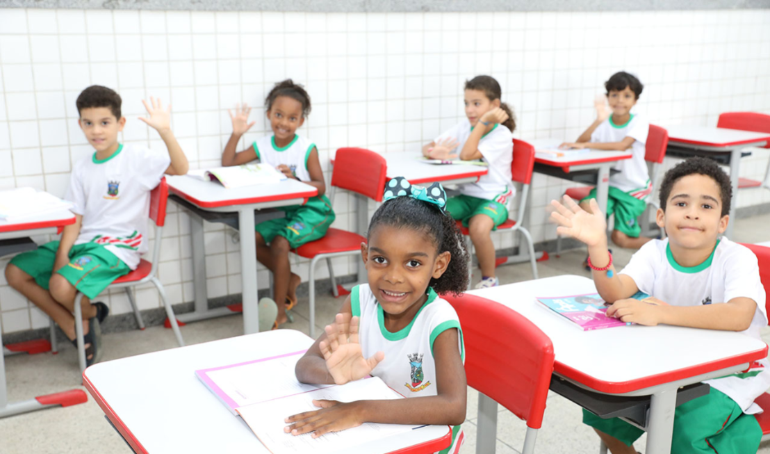 Alunos da rede municipal de Cariacica começam a receber uniformes escolares