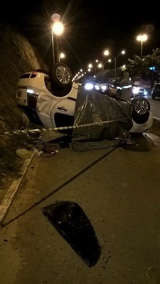 Homem morre após perder o controle e carro capotar em Linhares