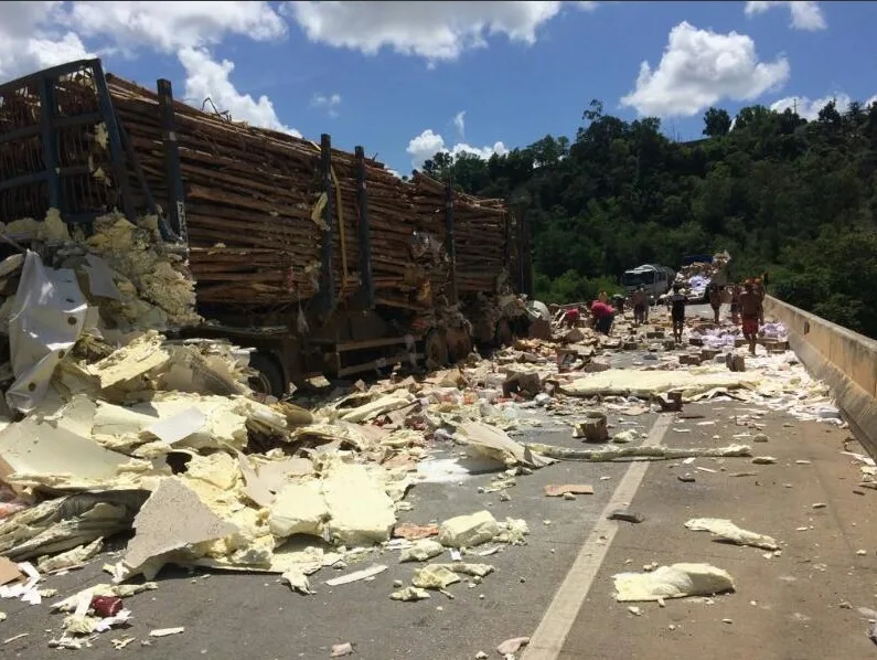 Carretas batem de frente e moradores saqueiam carga na BR 101 em Pedro Canário