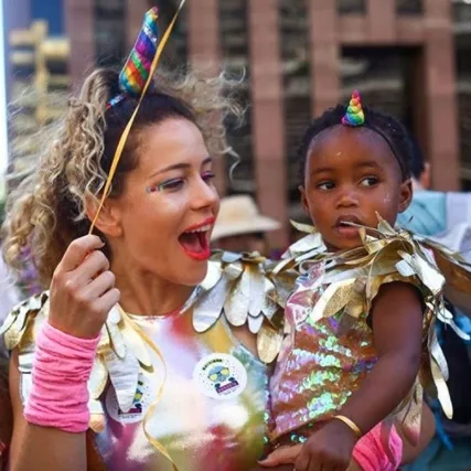 Leandra Leal e a filha se fantasiam de unicórnio para curtir o Carnaval