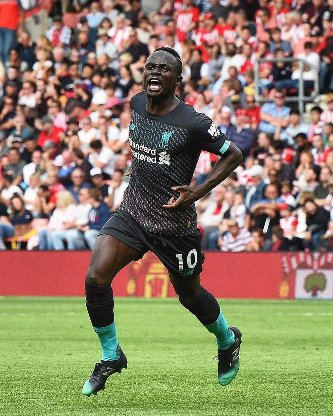 Liverpool vê goleiro falhar, mas vence Southampton fora com golaço de Mané