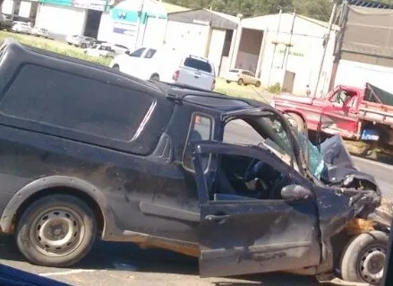 Acidente entre caminhonete e carro deixa uma pessoa ferida na Rodovia do Contorno