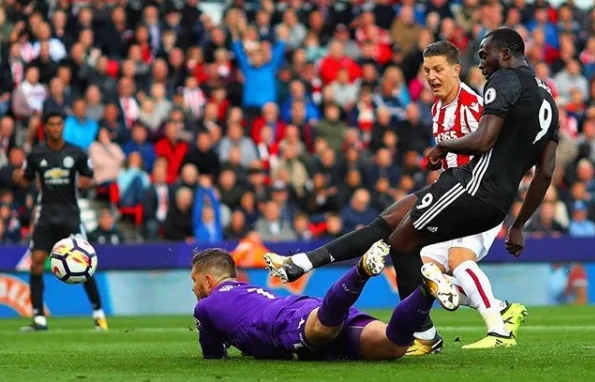 Manchester United cede empate ao Stoke City, mas mantém liderança do Inglês