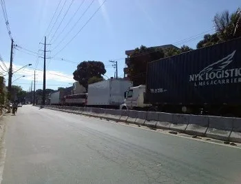 Operação padrão de guardas portuários forma fila de caminhões e para o trânsito em Vila Velha