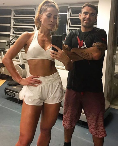 Sabrina Sato escolhe top e shortinho para treino pré-Carnaval