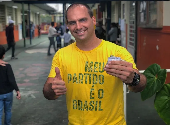 Eduardo Bolsonaro diz que 'venezuelanos teriam mais chances com armas'