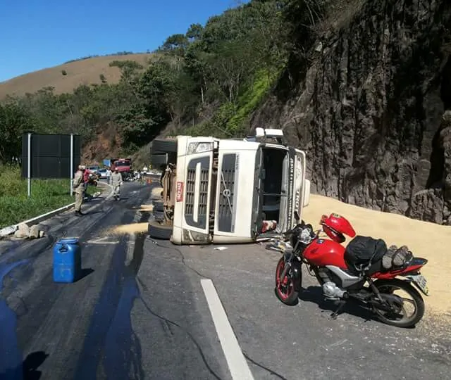 Carreta com cevada tomba na BR 262 e deixa trânsito interditado