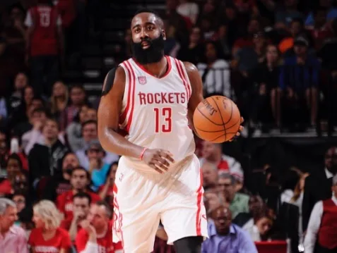 Harden brilha, supera Westbrook e Rockets arrasa Thunder em 1º duelo dos playoffs