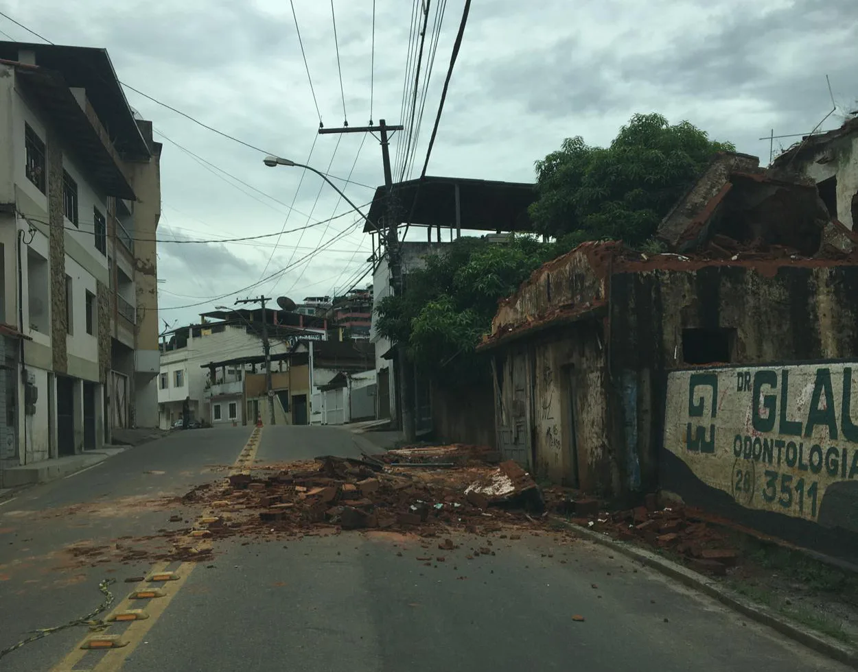 Sobrado desaba e interdita parte de rua em bairro de Cachoeiro