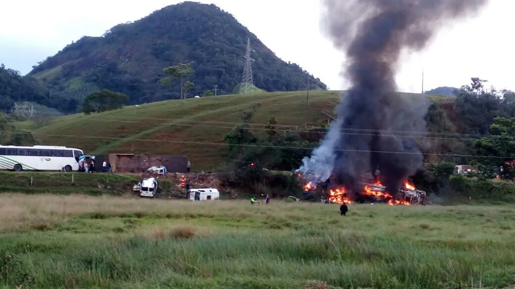 21 mortos e 13 feridos na tragédia envolvendo ônibus na BR 101 em Guarapari