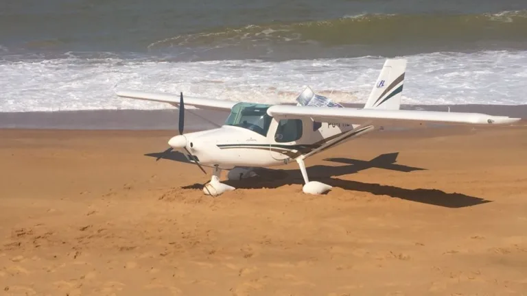 Motor para e avião faz pouso de emergência em praia de Vila Velha