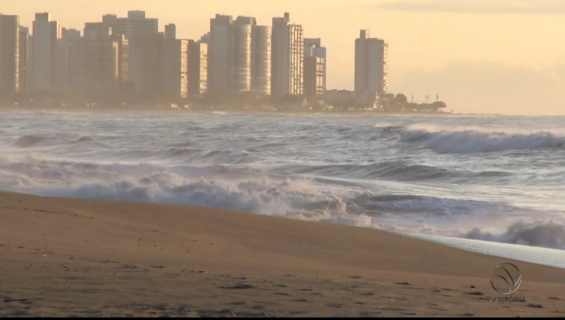 Marinha alerta para mar agitado e ondas de até 2,5 metros no ES