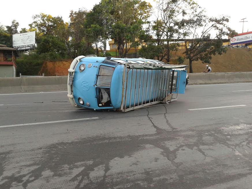 Kombi capota e deixa trânsito complicado em Viana