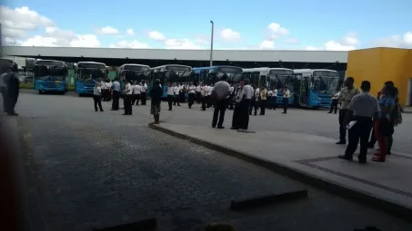 Frota reduzida de ônibus só começa a circular após às 7 horas no primeiro dia de greve na GV