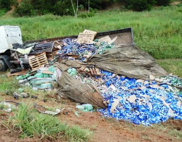 Caminhão carregado de refrigerantes tomba em Linhares