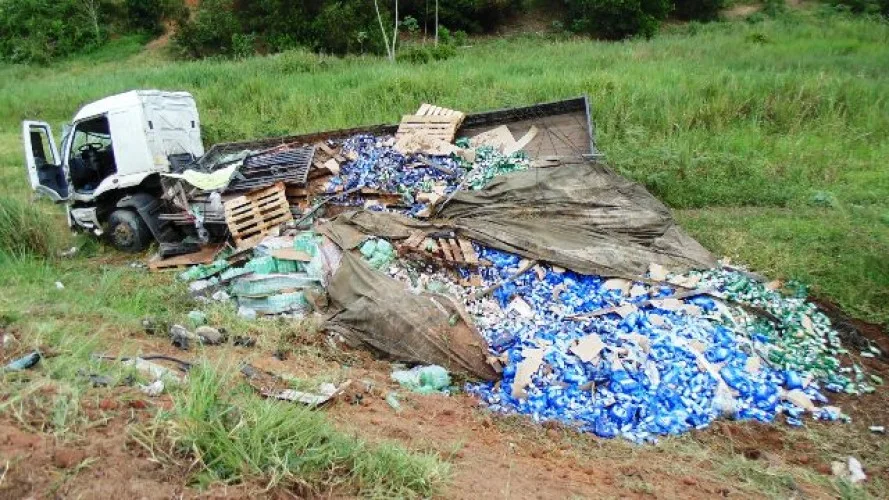 Caminhão carregado de refrigerantes tomba em Linhares