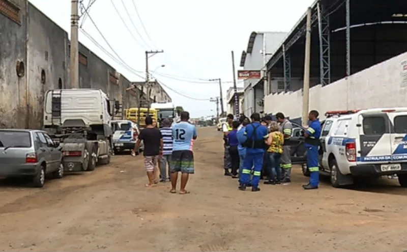 Trio é preso com carro roubado após bater em caminhão durante perseguição em Cariacica