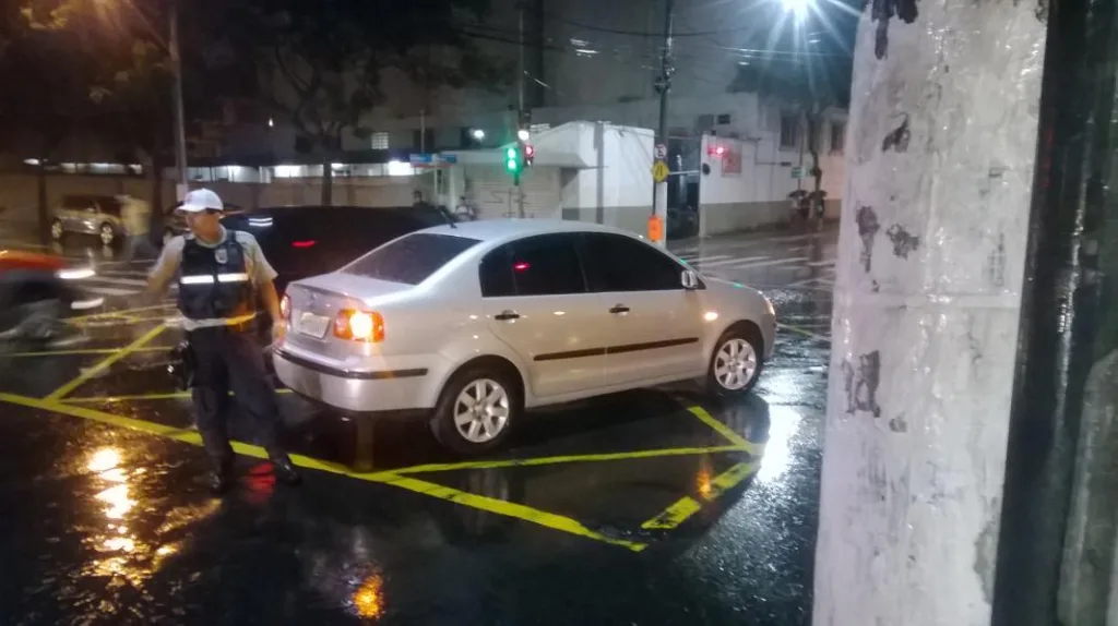 Batida entre caminhão e carro deixa trânsito lento no Centro de Vitória