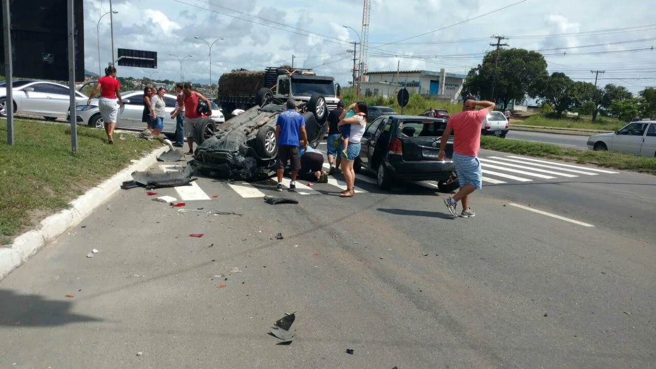 Carro capota na BR 101 e assusta moradores da Serra