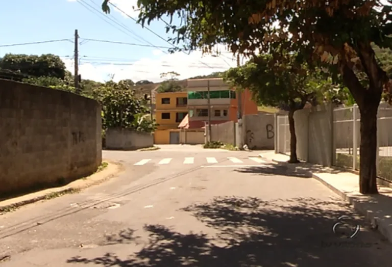 Homem é morto com três tiros na cabeça na porta de escola em Vitória