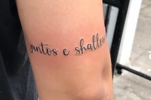 "Juntos e Shallow Now": Capixaba faz sucesso após fazer tatuagem em homenagem a nova música