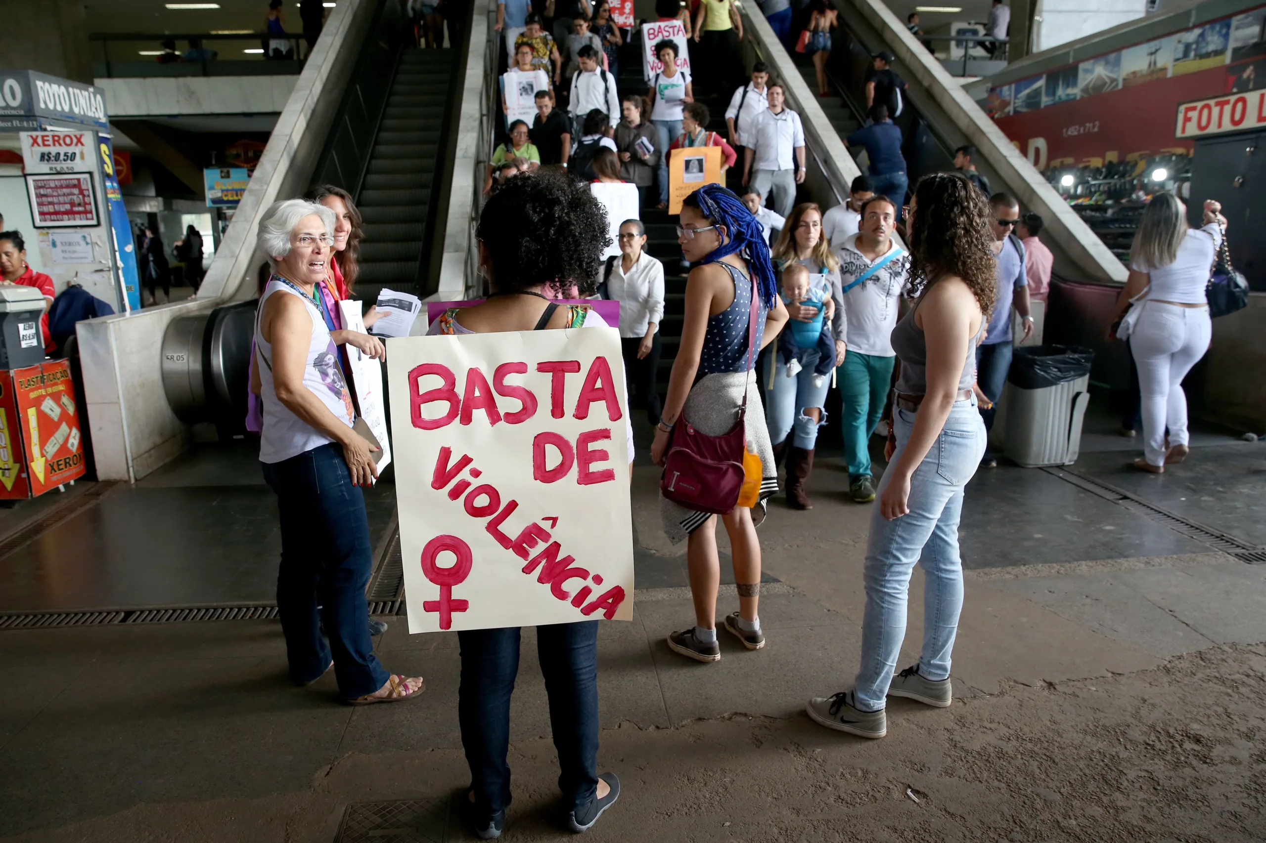 Brasília – Mulheres fazem um ato na Rodoviária do Plano Piloto para denunciar o feminicídio no Distrito Federal (Wilson Dias/Agência Brasil)