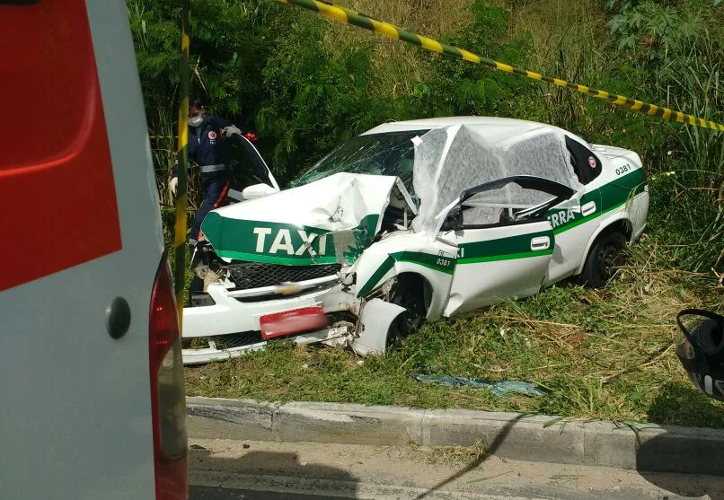 Casal morre após motorista bater em poste na Serra