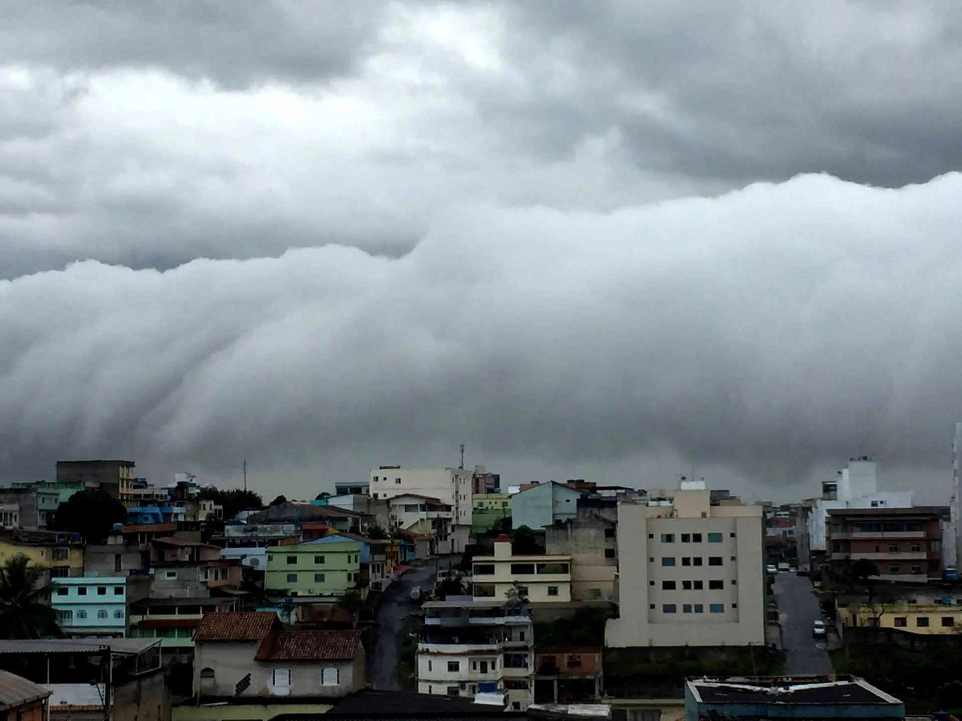 Com tempo instável, 'nuvem-rolo' aparece no céu da Grande Vitória