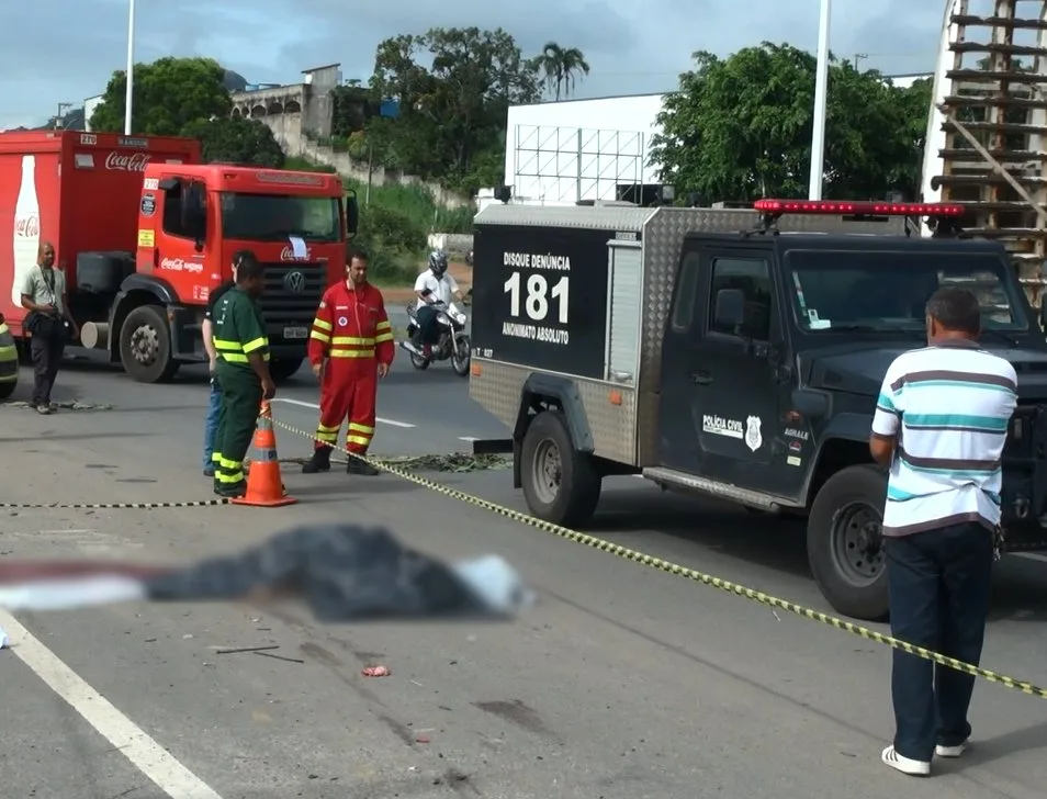 Carreta desvia de veículo e acaba atropelando jovem na Rodovia do Contorno