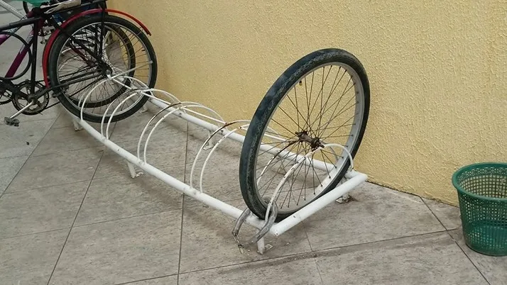 Ladrão rouba bicicleta e deixa pneu preso a cadeado em Boa Esperança