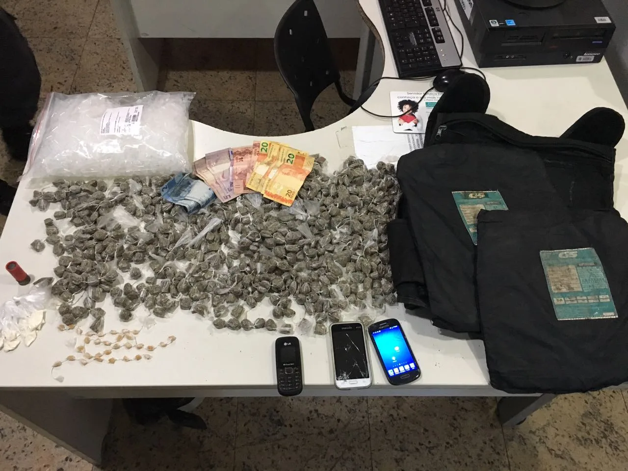 Polícia apreende drogas, colete balístico e prende dois suspeitos em Vitória