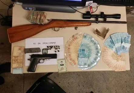 Polícia encontra mais de R$ 28 mil em dinheiro dentro de casa na Serra