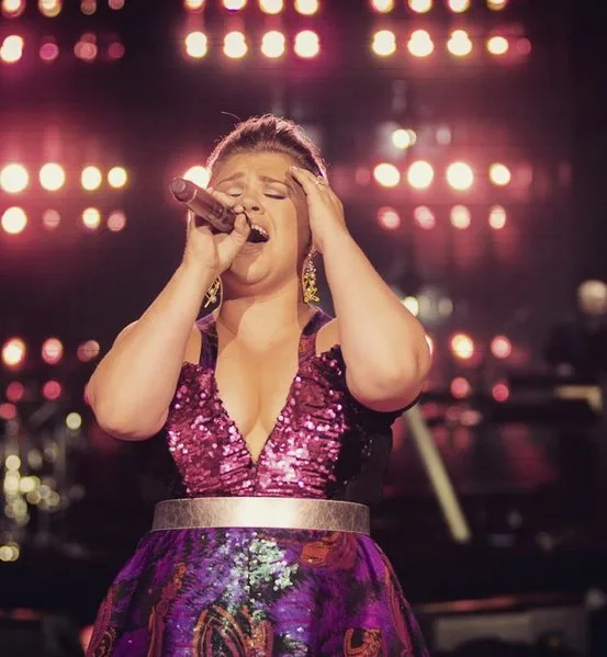 Kelly Clarkson interpreta música de Taylor Swift e ganha elogio