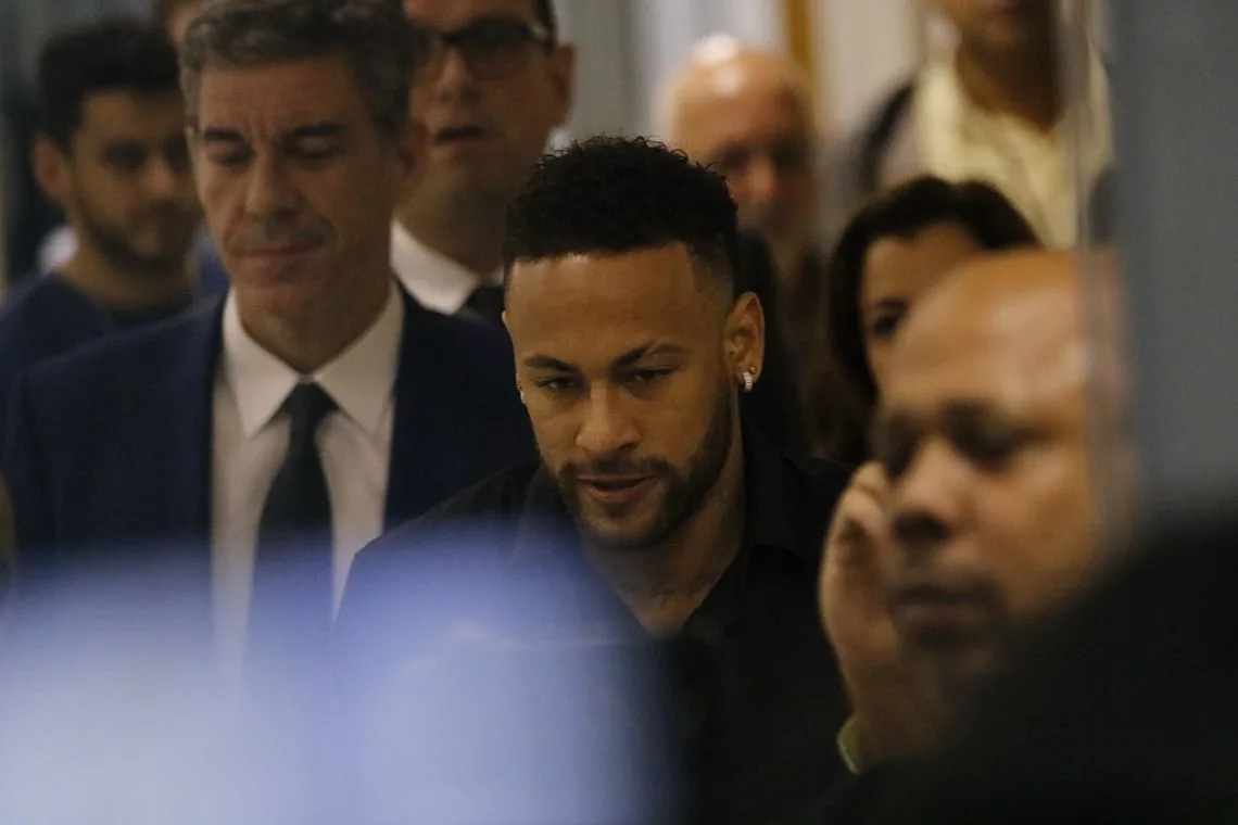 O jogador de futebol Neymar Jr, deixa a Delegacia de Repressão aos Crimes de Informática, na Cidade da Polícia, no Rio de Janeiro, após depoimento