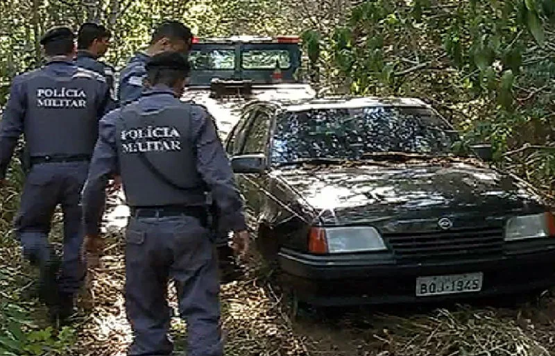 Polícia descobre 'cemitério' de carros roubados em área isolada na Serra