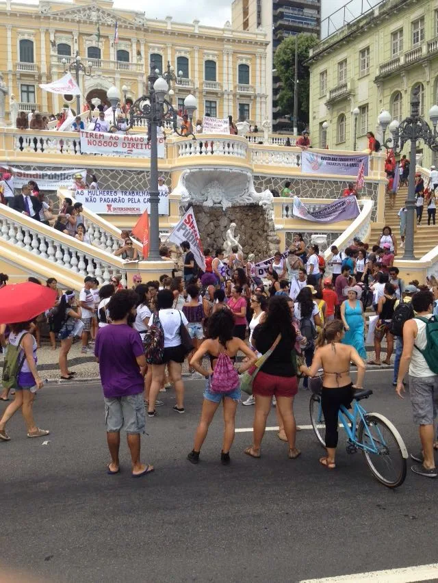 Manifestantes ocupam Palácio Anchieta e aguardam negociação