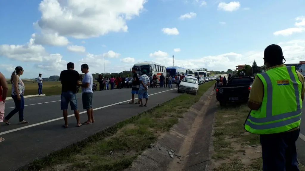 Manifestação bloqueia trânsito na Rodosol por mais de três horas