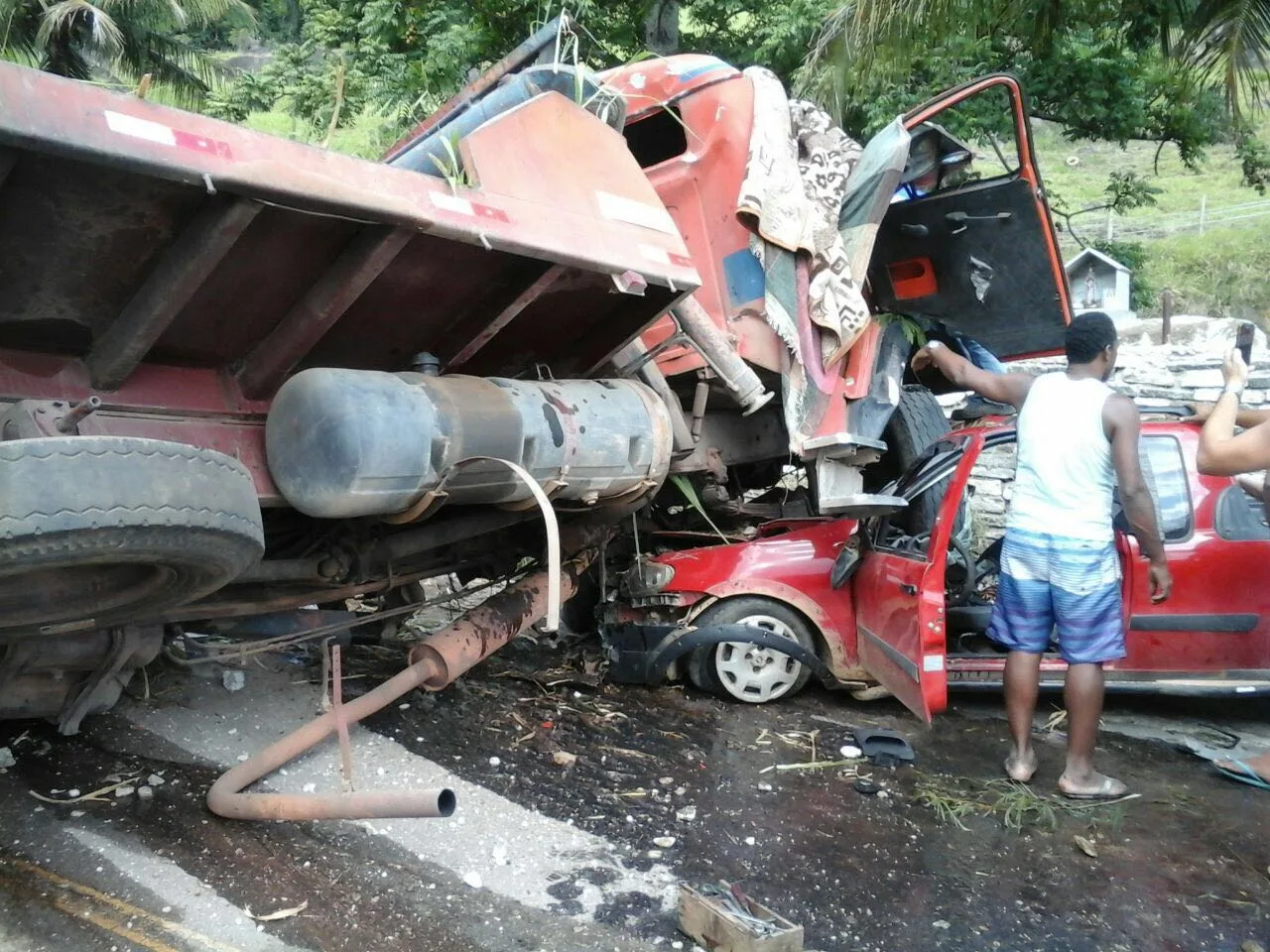 Acidente na 'Curva da Morte' mata motorista e deixa dois feridos em Cachoeiro