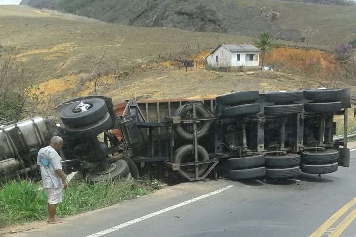 Caminhão tomba na BR-259 e fica pendurado em ribanceira em João Neiva