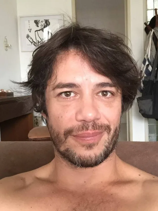 Ator Igor Cotrim tranquiliza fãs após ser assaltado